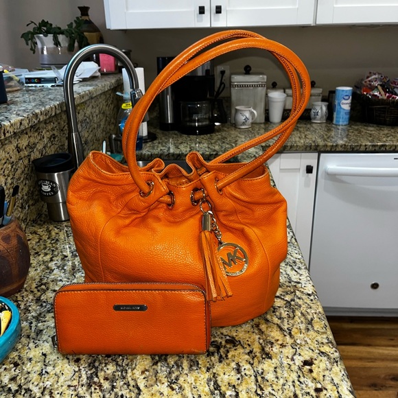 GUC Authentic Michael Kors pebbled leather bucket handbag withh wallet. 13X14 - Picture 1 of 9